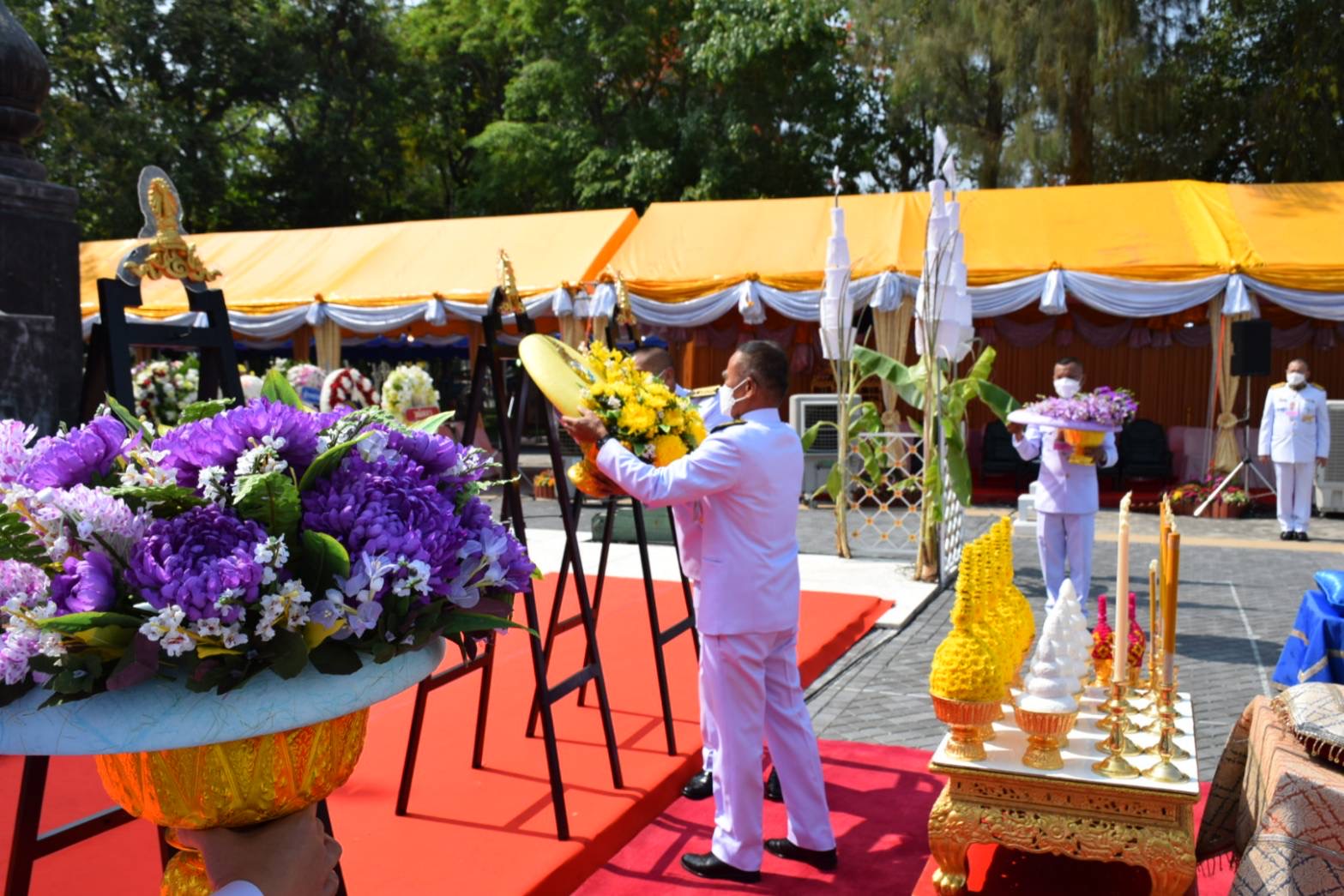 ในหลวงโปรดเกล้า ให้องคมนตรีเป็นผู้แทนพระองค์ วางพวงมาลาถวายราชสักการะสมเด็จพระนเรศวรมหาราช อ.ดอนเจดีย์