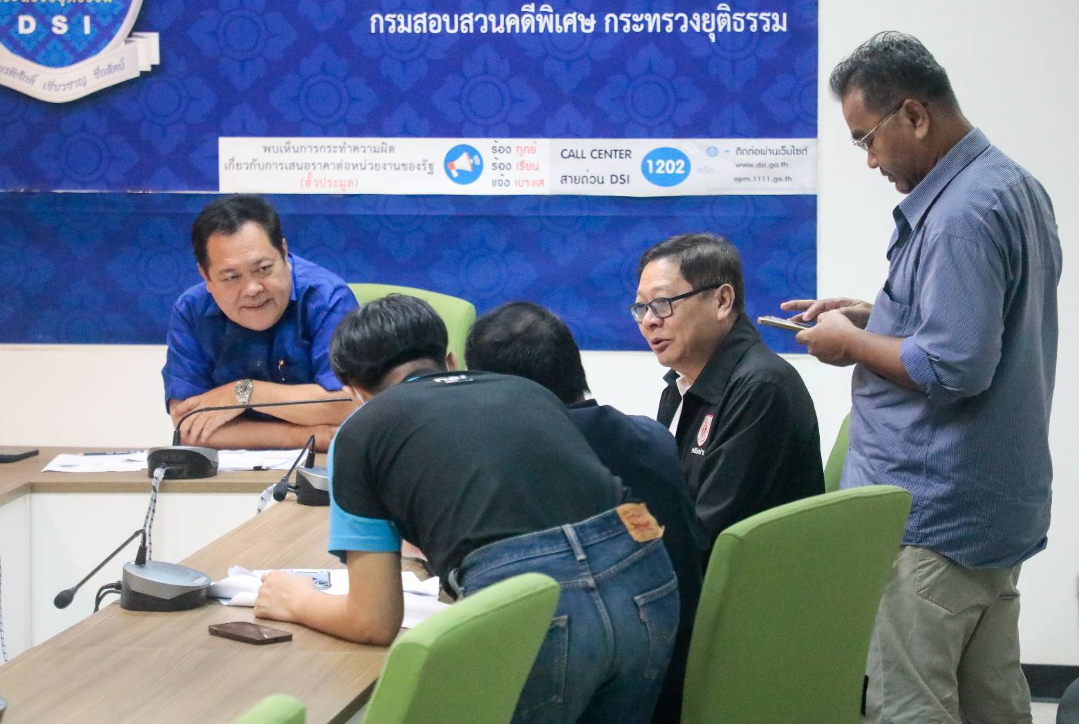 วิศวกรอาวุโสและวุฒิสมาชิกเดินทางเข้าพบพนักงานสอบสวน DSI กรณีอาคารสตง.ถล่ม 