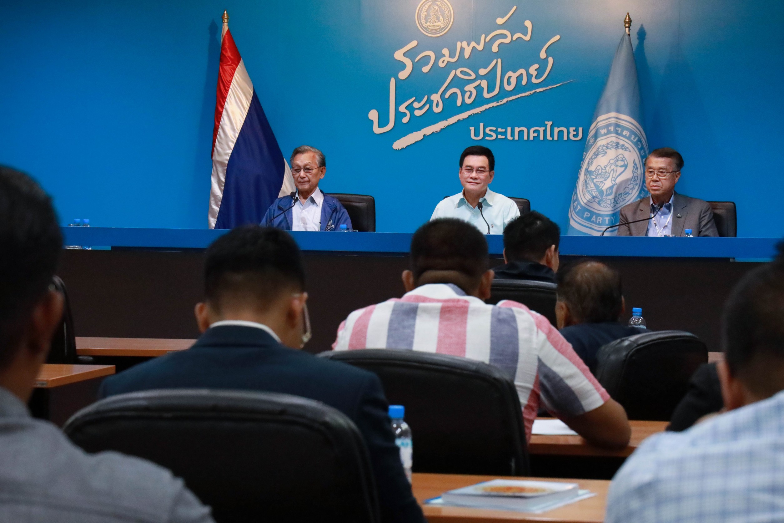 "3 อดีตหน.ปชป." ติวเข้มส.ส.ใหม่ "ชวน" กำชับห้ามเสียบบัตรแทนกัน-ห้ามเล่นพนันเด็ดขาด
