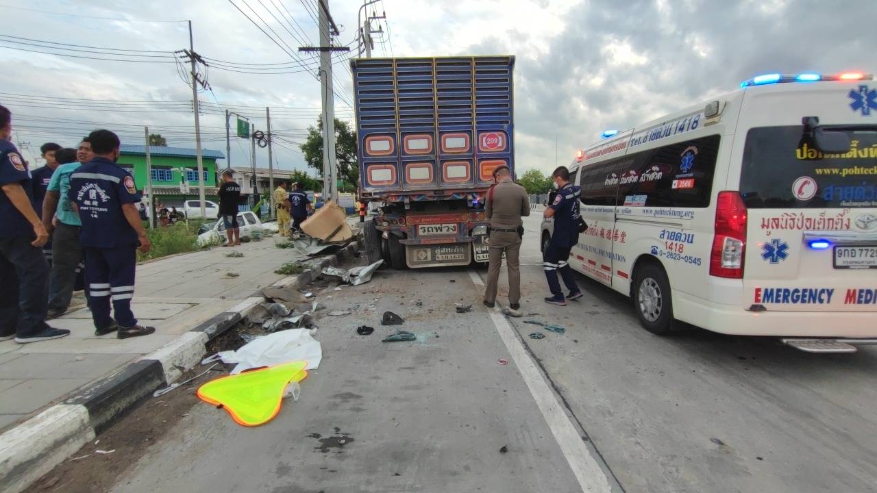กระบะซิ่งชนท้ายรถบรรทุกพ่วงจอดข้างทางบนถนนวงแหวนตะวันตกบาดเจ็บ3ตาย2
