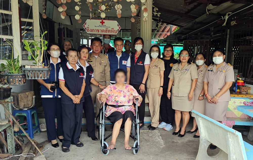 กิ่งกาชาดสัตหีบ กำนัน ผญบ. เทศบาล เข้าเยี่ยมให้กำลังใจ ผู้ประสบภัยไฟไหม้บ้าน-มอบรถวีลแชร์ ผู้สูงอายุและผู้พิการ 