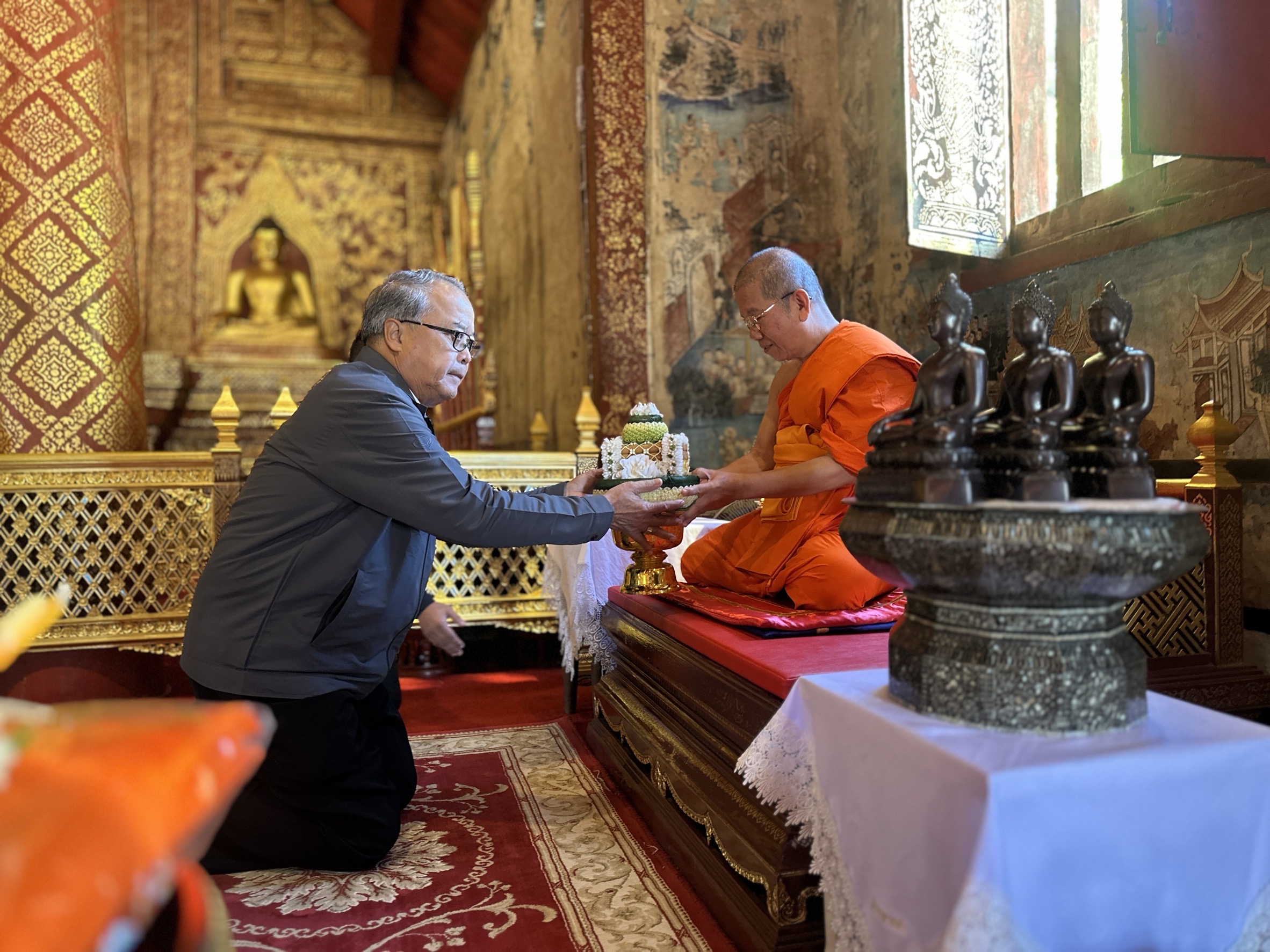 “ชูศักดิ์” สักการะพระพุทธสิหิงค์ วัดสิงห์ เพื่อความเป็นสิริมงคล ชื่นชมเป็นแบบแหล่งประวัติศาสตร์ - อนุรักษ์วัฒนธรรม