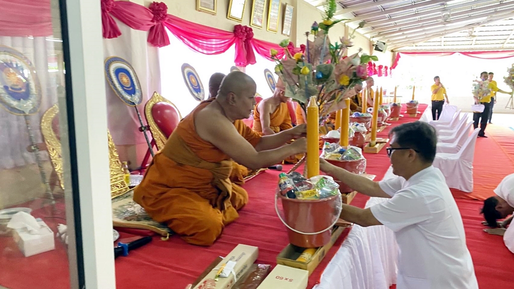 อบต.บึงทวาย จัดพิธีทอดผ้าป่าถวายเทียนพรรษาสืบทอดพระพุทธศาสนา