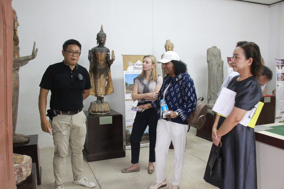ผู้ช่วย รมว.ต่างประเทศ นำคณะทูต 36 ประเทศ เยือน “ไชยา” เรียนรู้โครงการพระราชดำริ–อัตลักษณ์ไทย ดันซอฟต์พาวเวอร์สู่สายตาโลก