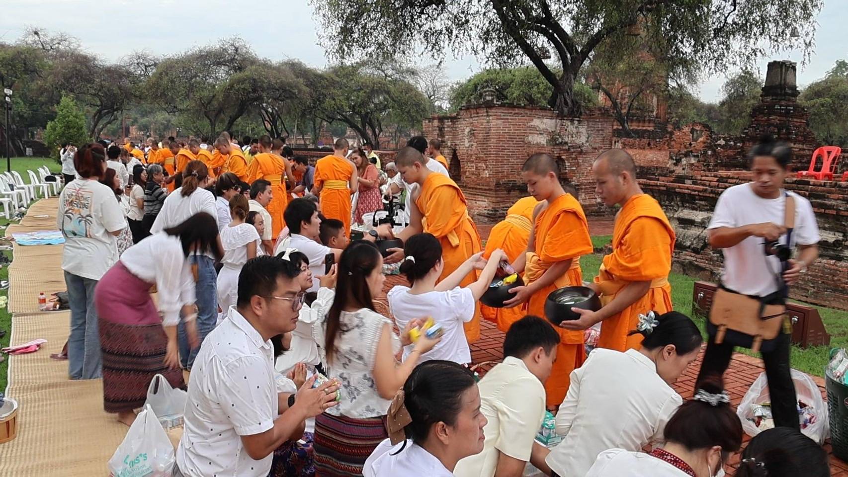 ชาวอยุธยา ทำบุญตักบาตรพระสงฆ์-สามเณร 99 รูป  เนื่องในวันอัฏฐมีบูชา เพื่อสร้างพลังวัฒนธรรม