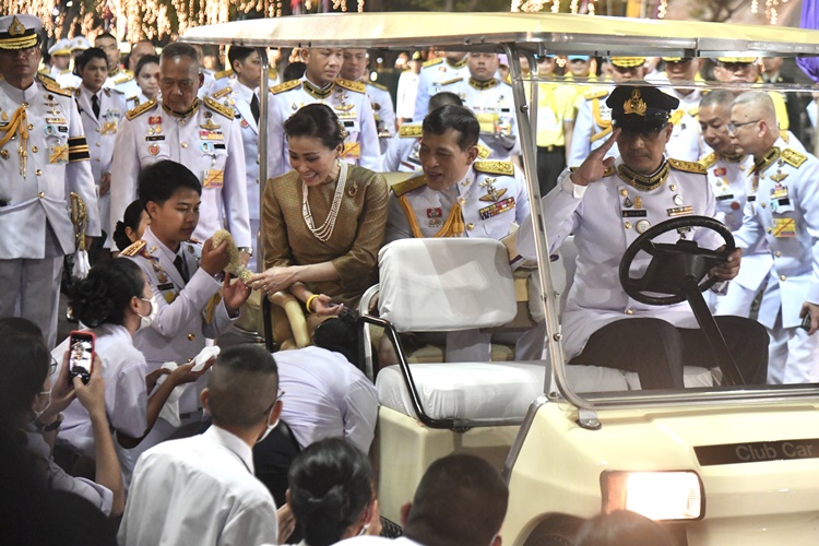 'ในหลวง-ราชินี'เสด็จฯ ไปทรงเปิดศาลฎีกาเขตพระนคร