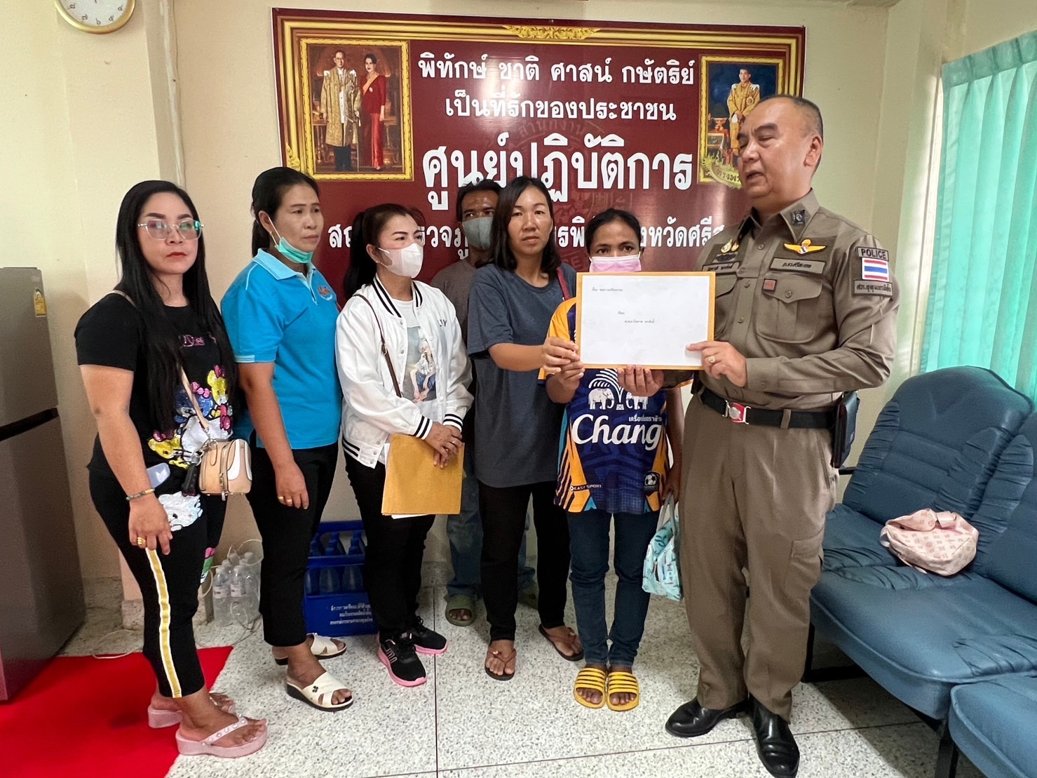 ชาวบ้านถูกโกงเงินฌาปนกิจฯกว่า 100 ล้าน บุก สภ.อุทุมพรพิสัย นานปีกว่าคดีไม่คืบหน้า 