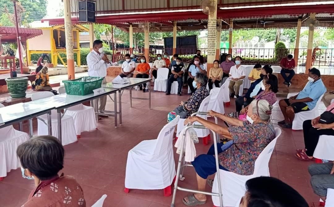 อบต.โคกกระเทียม ยกทีม อสม.รพ.สต. ลงพื้นที่ตรวจสุขภาพผู้สูงอายุ พร้อมเปิดบริการตัดผมฟรี