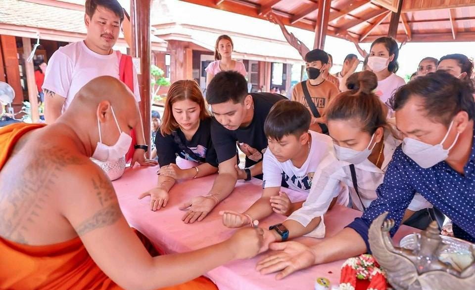 อาจารย์วันชัย สุพรรณ เปิดสวนฤาษี สระมรกต จัดพิธี “เจิมมือ-เปิดดวงเศรษฐี” คนร่วมงานกว่าหนึ่งพันคน!!!