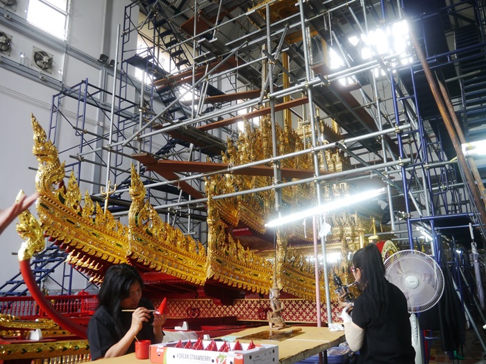 ปิดทองประดับกระจกพระมหาพิชัยราชรถเสร็จแล้ว