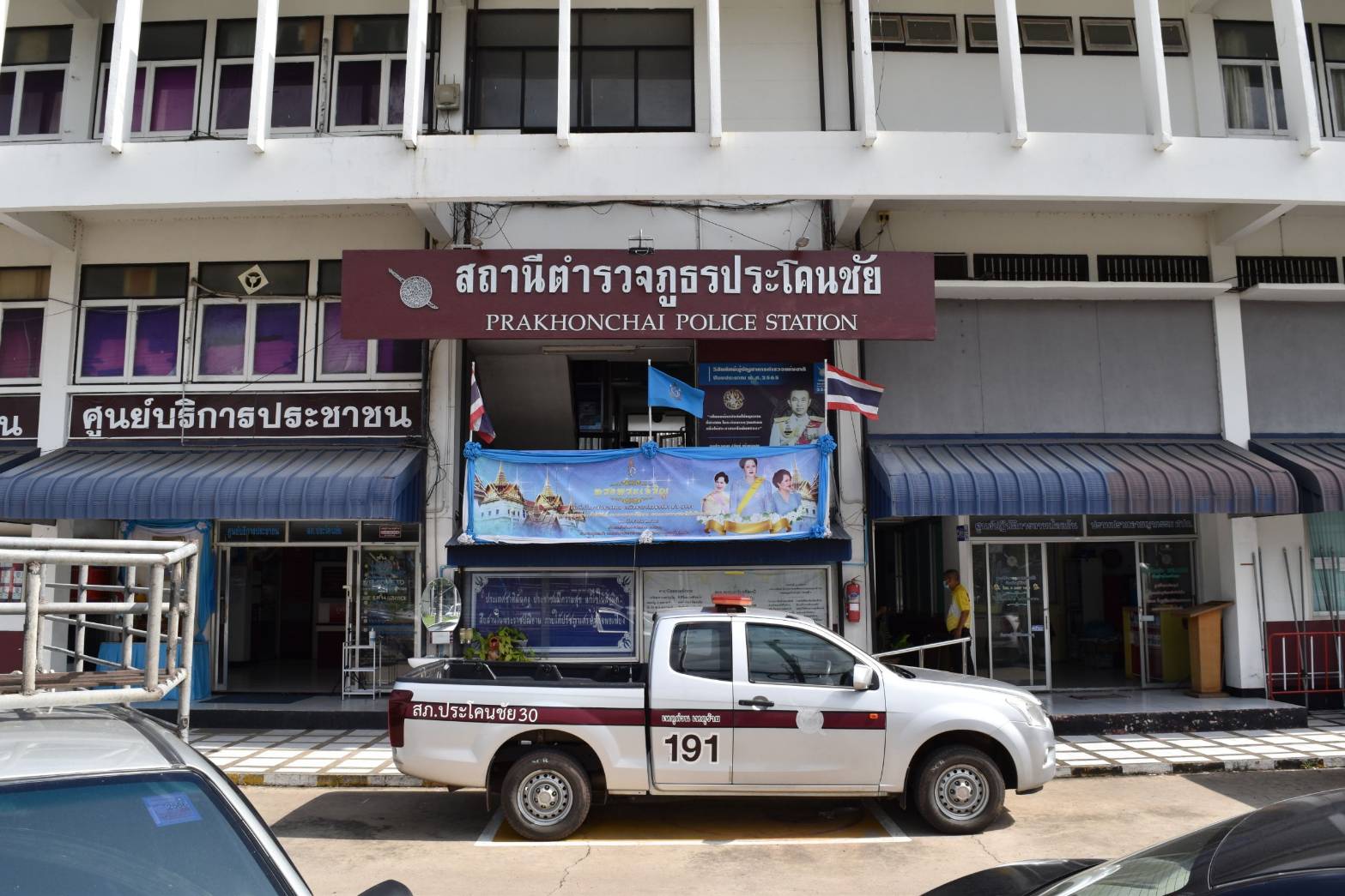 ตร.ระดมกำลังแกะรอย​ ไล่ล่า 3 ไอ้โม่ง​ ดักทำร้ายปล้นทรัพย์สาว พช.​