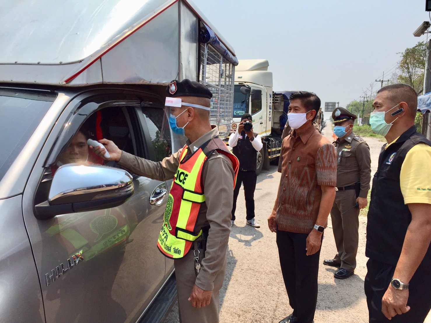 ผู้ว่าฯ หนองคาย ให้กำลังใจเจ้าหน้าที่ จุดตรวจคัดกรองเชื้อ COVID-19 ตาม พ.ร.ก.ฉุกเฉิน เพื่อควบคุมป้องกัน และเฝ้าระวังการแพร่ระบาดเชื้อ COVID-19