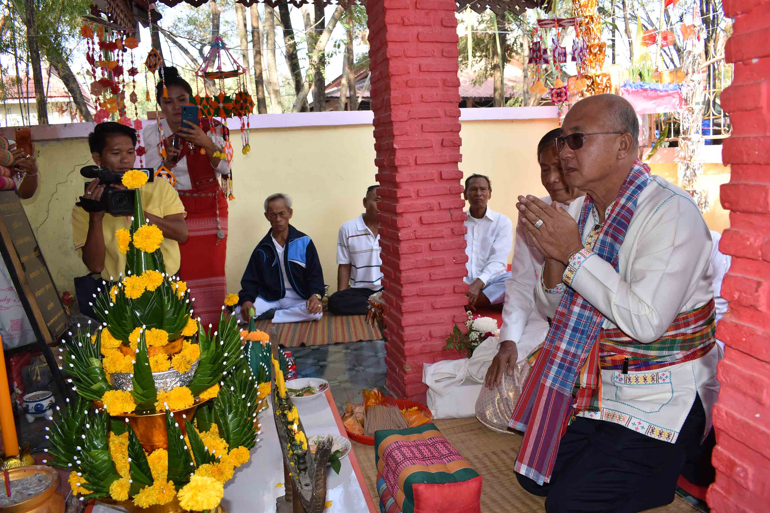 ชาวกาฬสินธุ์รำบวงสรวงเจ้าปู่หนองกุงศรีขอโชคลาภพ้นภัยแล้ง