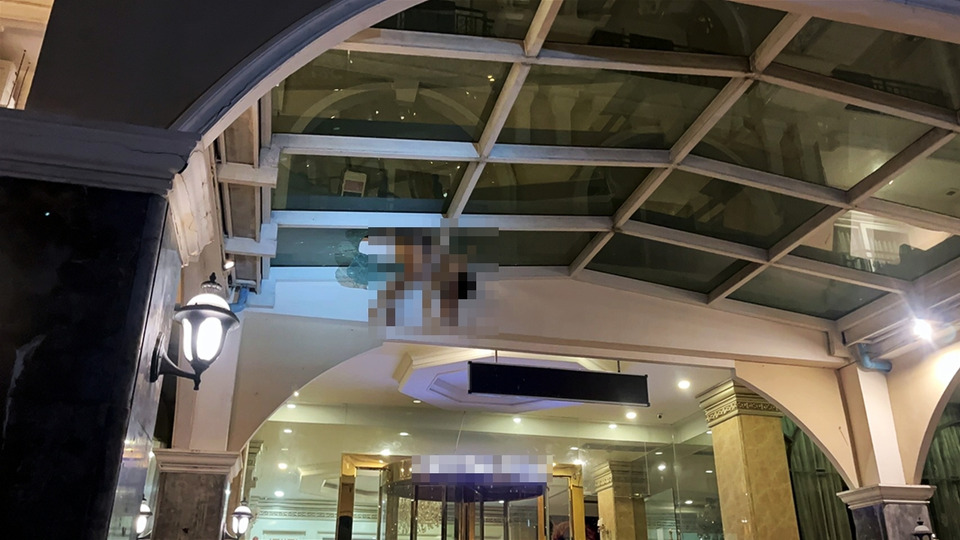 หนุ่มจีนพลัดตกชั้น 6 โรงแรมหรูพัทยา ร่างค้างคานเหล็ก ดับสลดกลางดึก