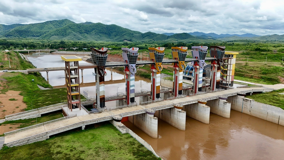 กรมชลฯ รับฟังประชาชน ติดตามแก้ปัญหาโครงการประตูระบายน้ำศรีสองรักฯ 