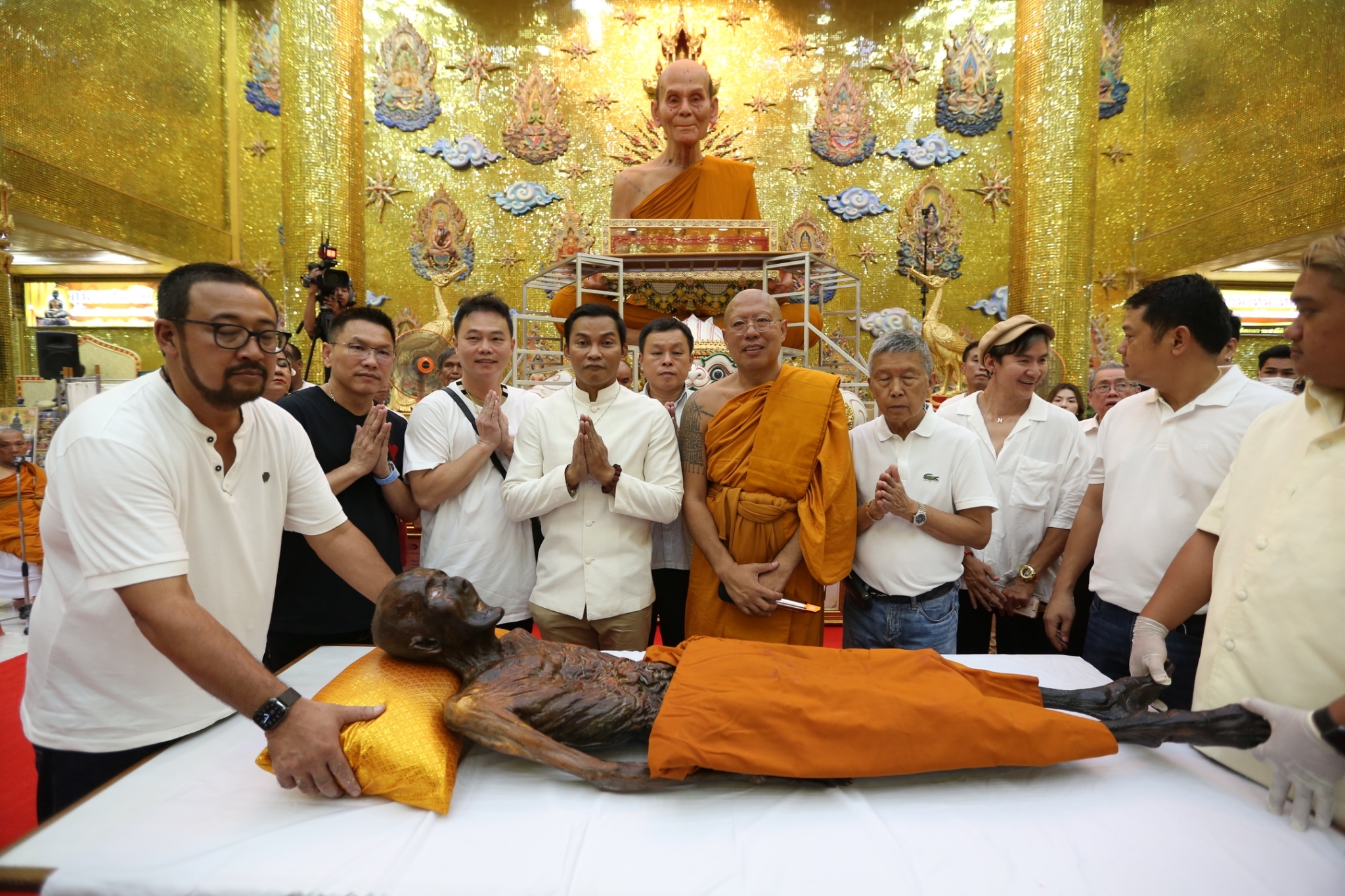 คลื่นศิษย์ร่วมพิธีเปลี่ยนผ้าครองหลวงพ่อพูลให้กำลังใจหลวงพี่น้ำฝนประเด็นถูกกล่าวหาเดรรัจฉานวิชา 