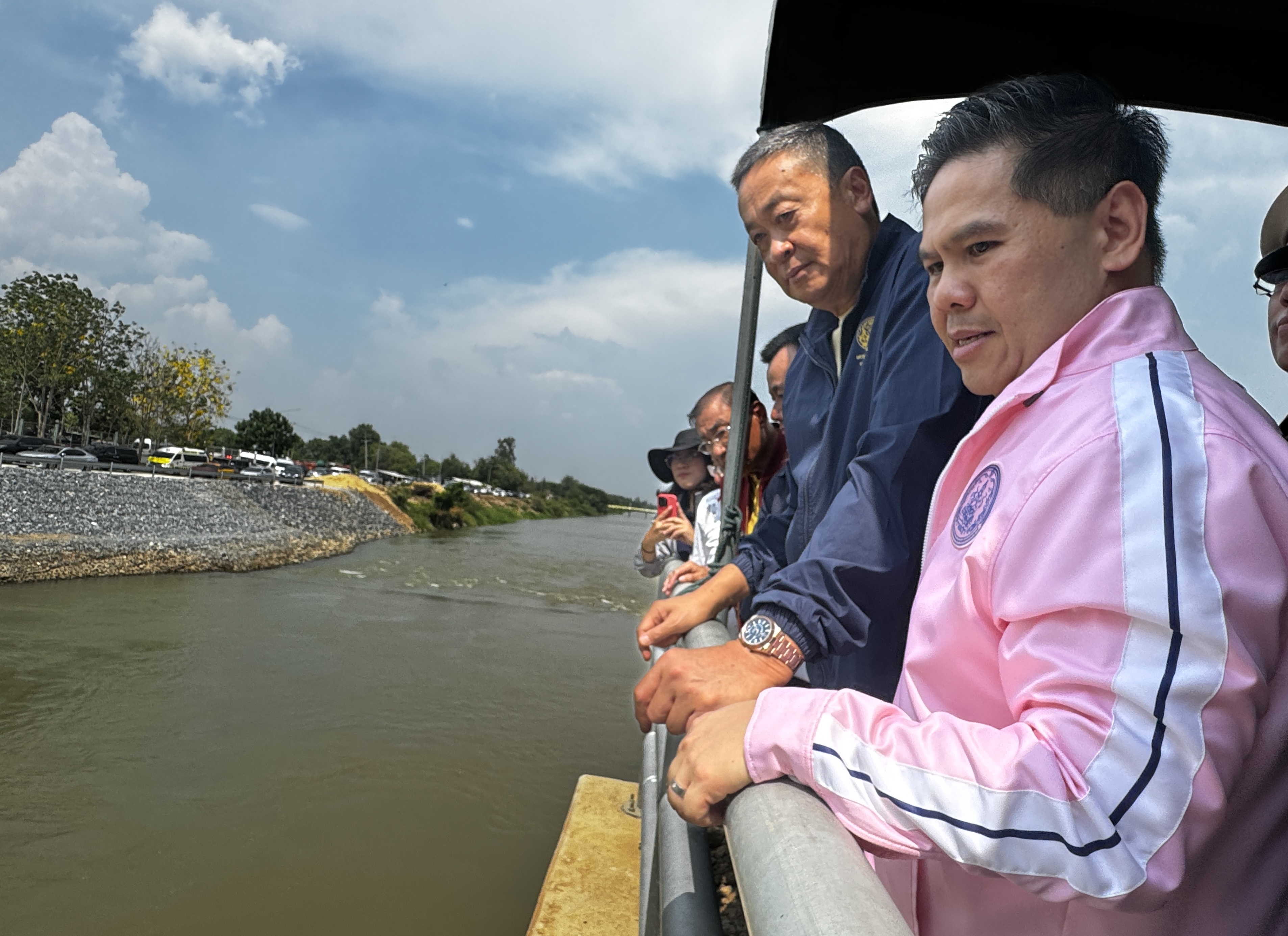 “นายกฯ” รับฟังบรรยายายสรุปประตูระบายน้ำจรเข้สามพัน แนะทำแห-ตาข่ายกั้น หลังประตูกั้นน้ำมีปลากระโดดขึ้นไปตกค้าง
