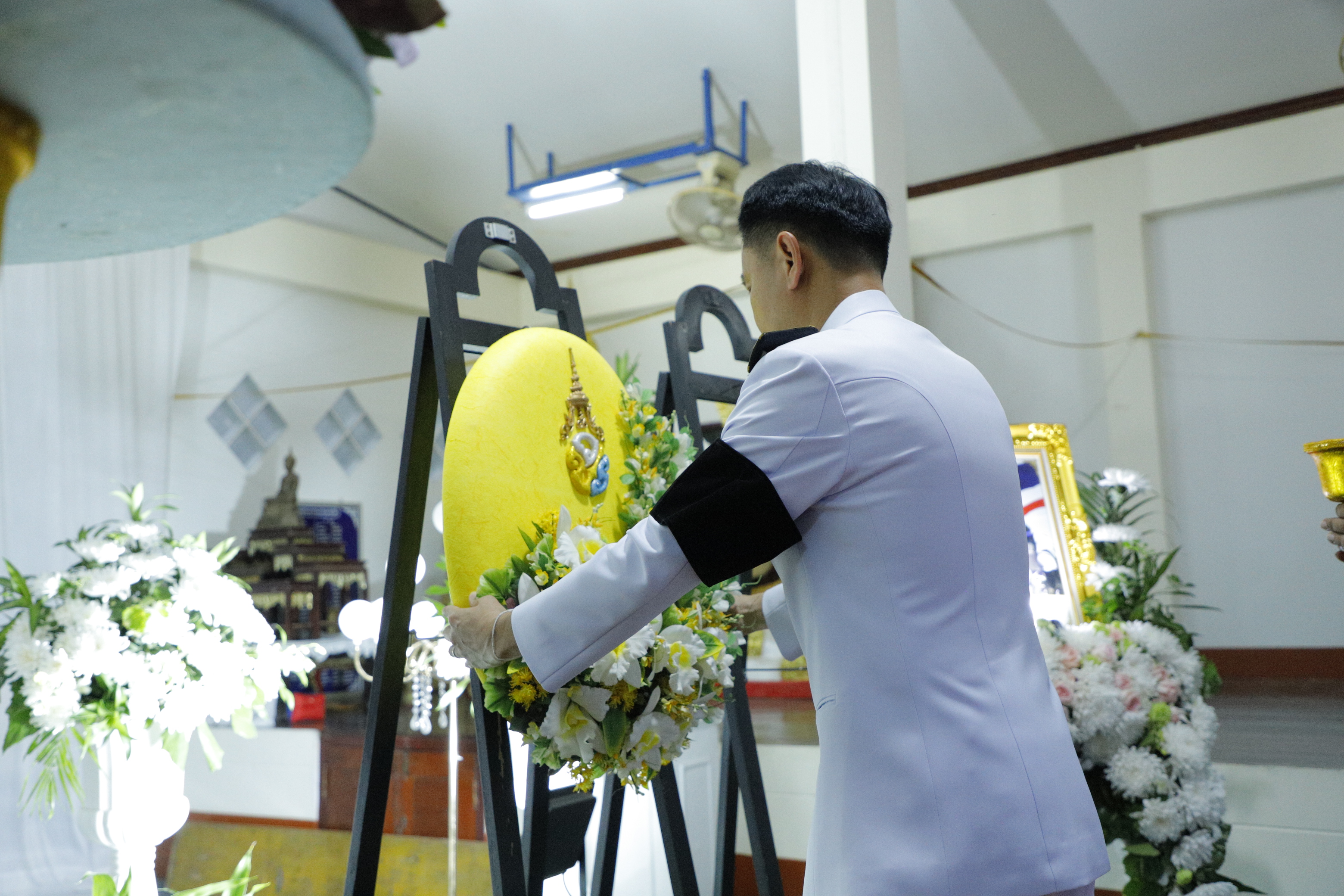 "ในหลวง" โปรดเกล้าฯผู้ว่าฯบุรีรัมย์ เชิญพวงมาลาวางหน้าหีบศพ กำลังพลที่เสียชีวิตจากเหตุความไม่สงบชายแดนไทย-กัมพูชา  