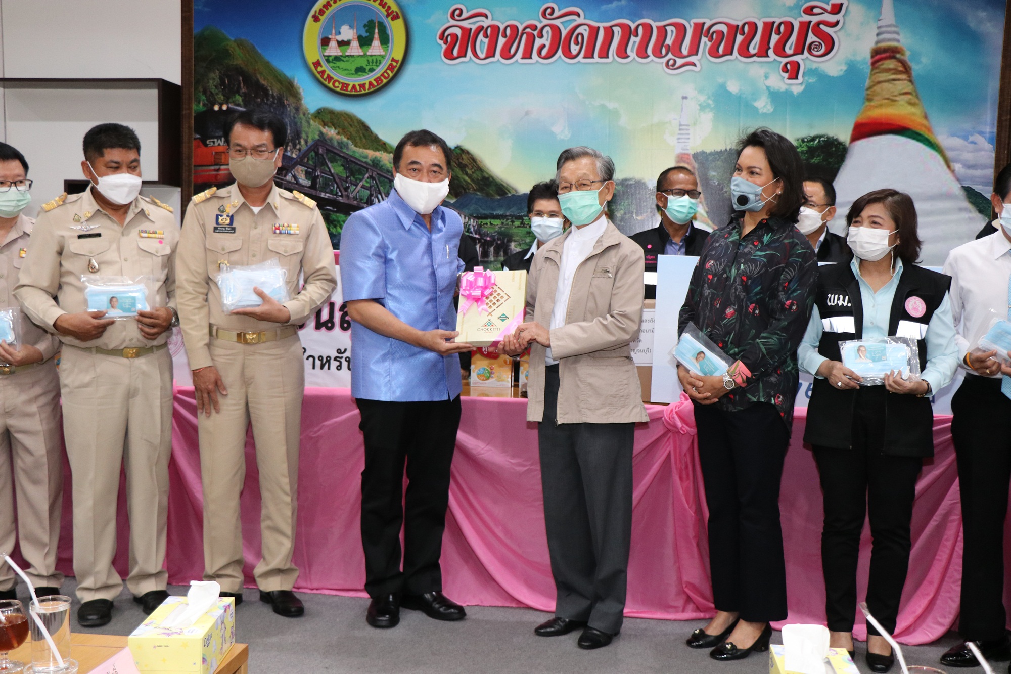 ประธานรัฐสภาลงพื้นที่เมืองกาญจน์  มอบหน้ากากอนามัย-นมผงช่วยเหลือเด็กและปชช.