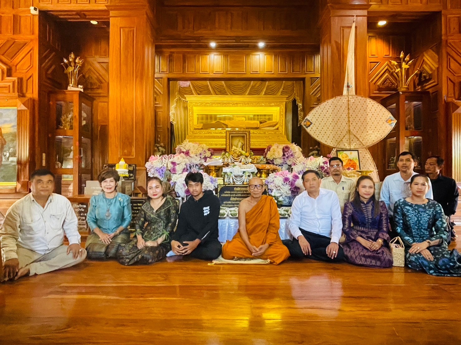 รองผู้ว่าฯศรีสะเกษและผู้ว่าฯอุดรมีชัยจากกัมพูชาพร้อมคณะกราบสรีระสังขารหลวงปู่สรวงที่วัดไพรพัฒนา
