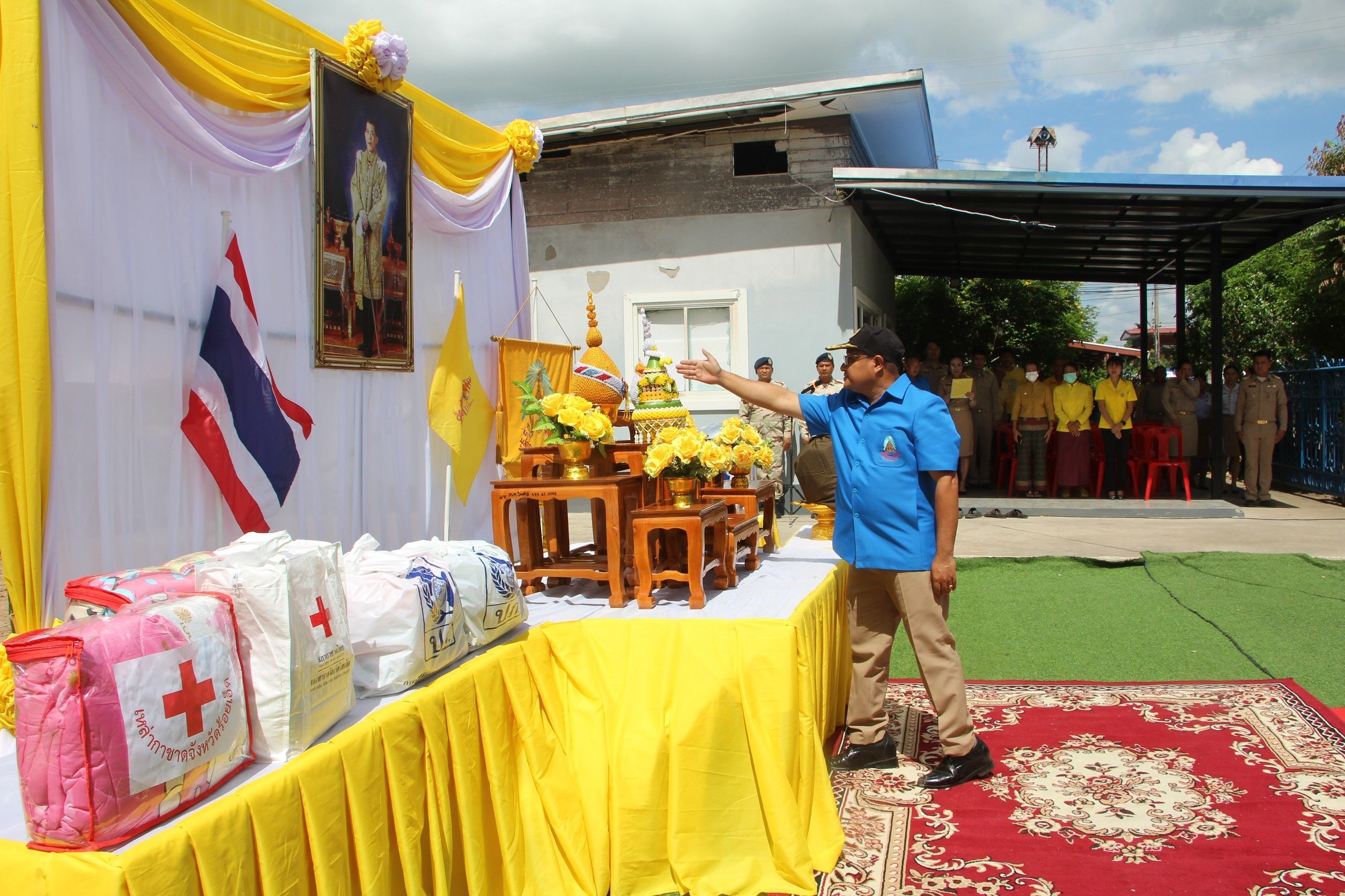 มูลนิธิราชประชานุเคราะห์ฯเชิญสิ่งของพระราชทานมอบให้ผู้ประสบอัคคีภัยในพื้นที่อำเภอธวัชบุรี ร้อยเอ็ด