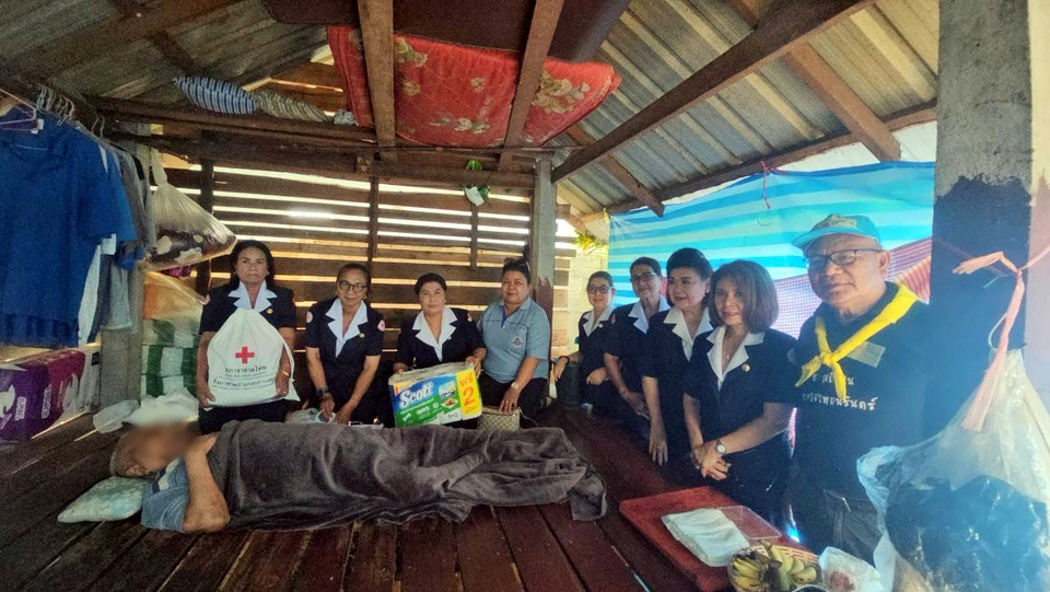 กิ่งกาชาดเกาะสมุยเยี่ยมผู้ป่วยติดเตียง 11 ราย มอบถุงยังชีพช่วยกลุ่มเปราะบาง
