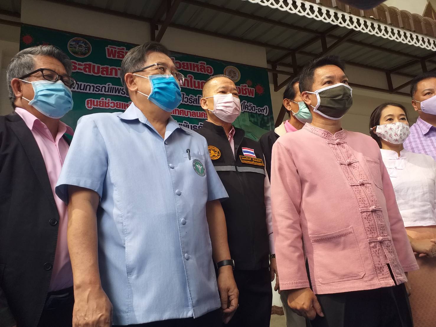 'พ่อเมืองตาก-นายกนครแม่สอด' มอบเงินเยียวยาประชาชนในยุคการระบาด COVID 19