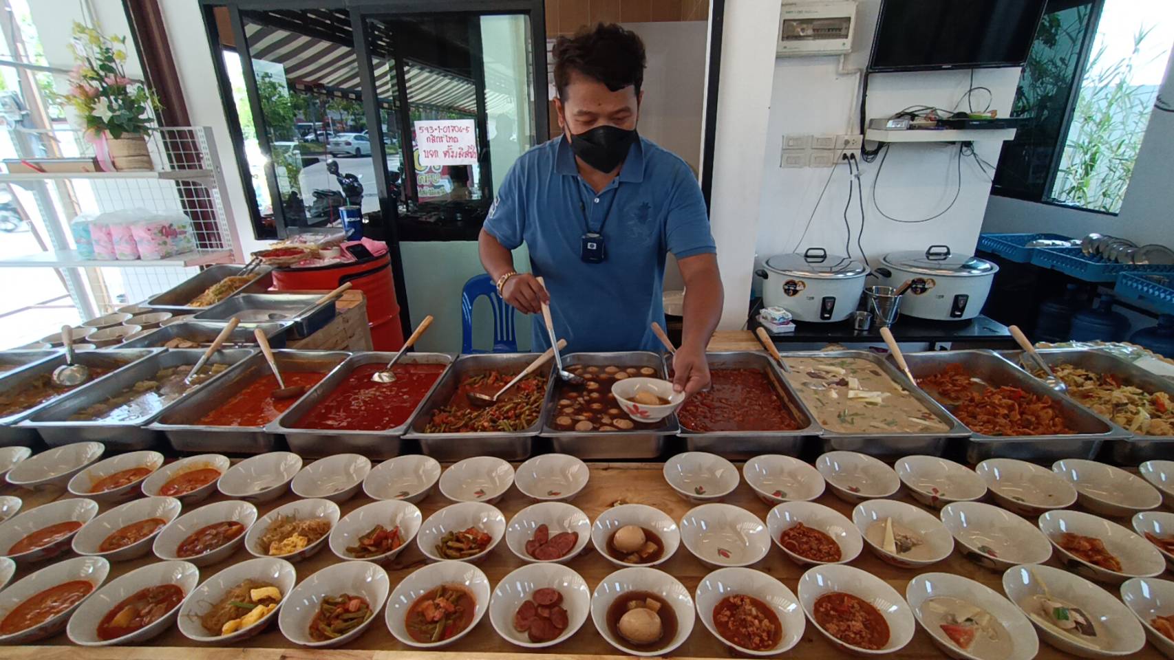 ร้านข้าวแกง10บาท1เดียวในปทุมลดค่าครองชีพช่วยผู้มีรายได้น้อย