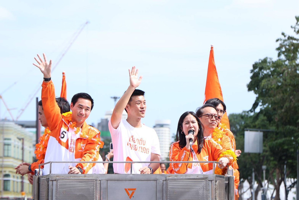 "ณัฐพงษ์ " นำคณะปชน.ขึ้นรถแห่หาเสียง กทม. ชาวบ้านตะโกนเชียร์ "นายกฯเท้ง" ลั่น ไม่ร่วมรัฐบาลมี "รัฐมนตรีสีเทา" 
