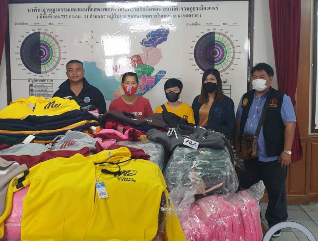 ปอศ.บุกจับโกดังเสื้อปลอมยี่ห้อดังขายออนไลน์กว่า1.5ล้านบาท