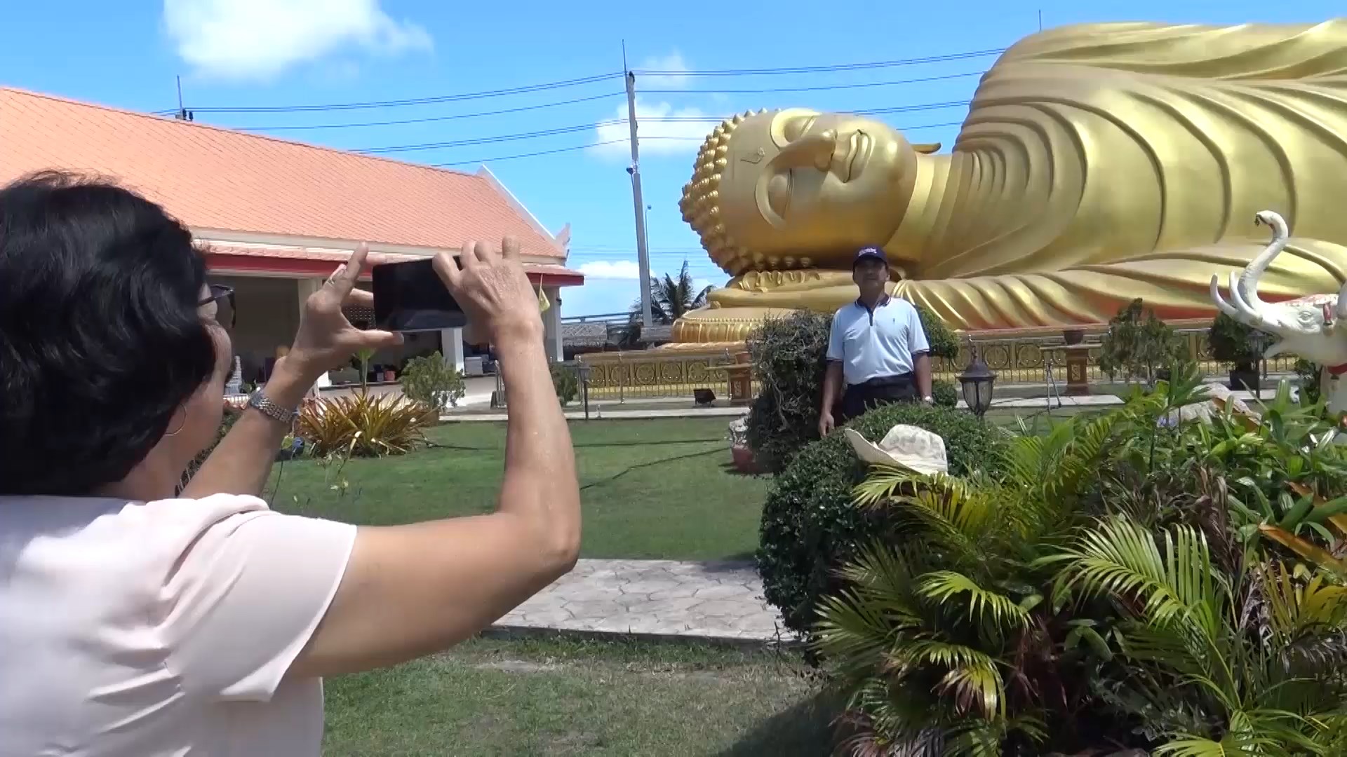 วันธรรมะสวนะหรือวันพระใหญ่ นักท่องเที่ยวชาวจีนจากสิงคโปร์ชาวจีนจากมาเลเซียเดินทางมาท่องเที่ยวด้วยรถตู้ 