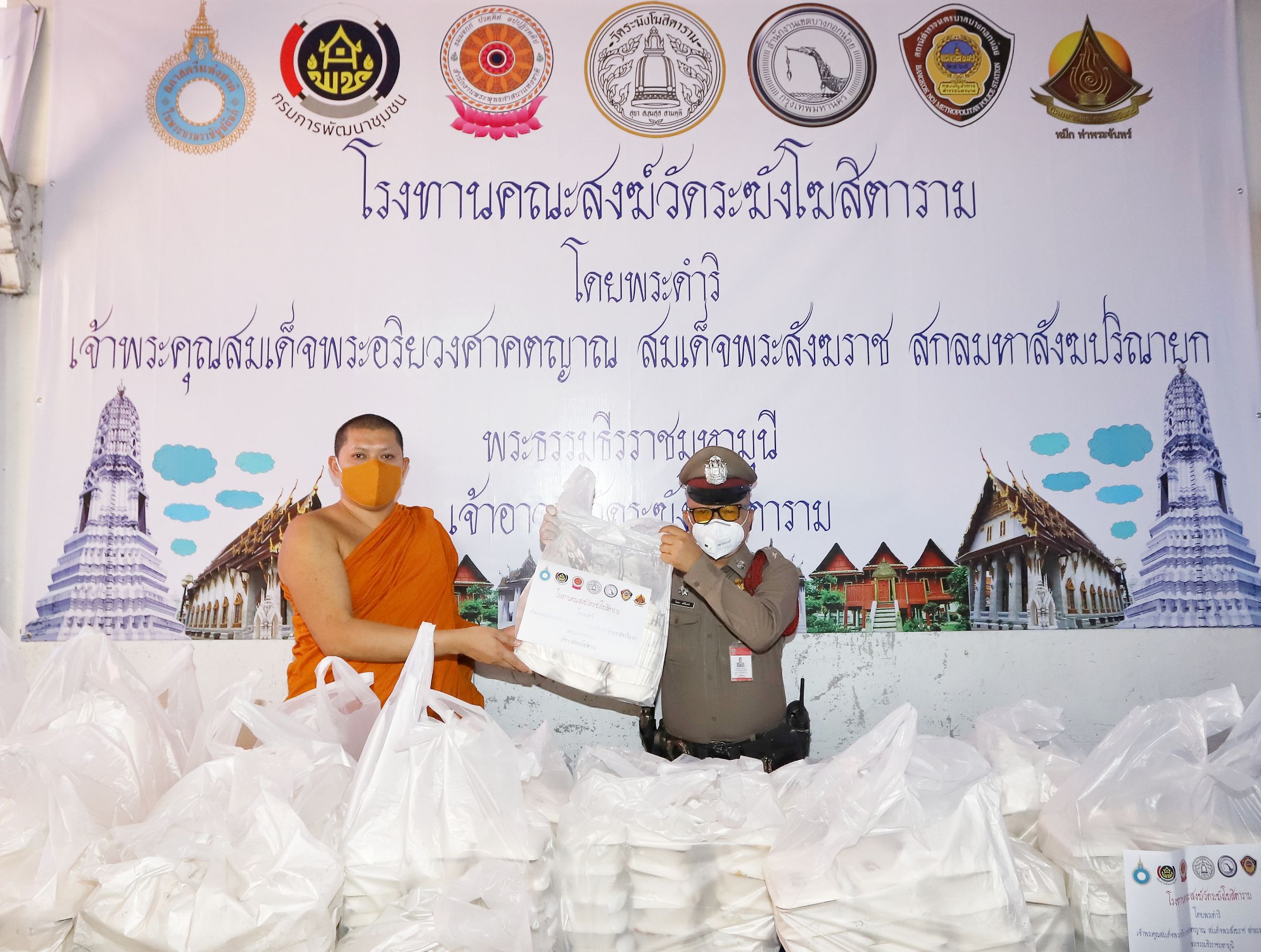 วัดระฆังโฆสิตารามตั้งโรงทานทำข้าววันละ1,000กล่อง สนับสนุนบุคลากรทางการแพทย์-แจกจ่ายประชาชน