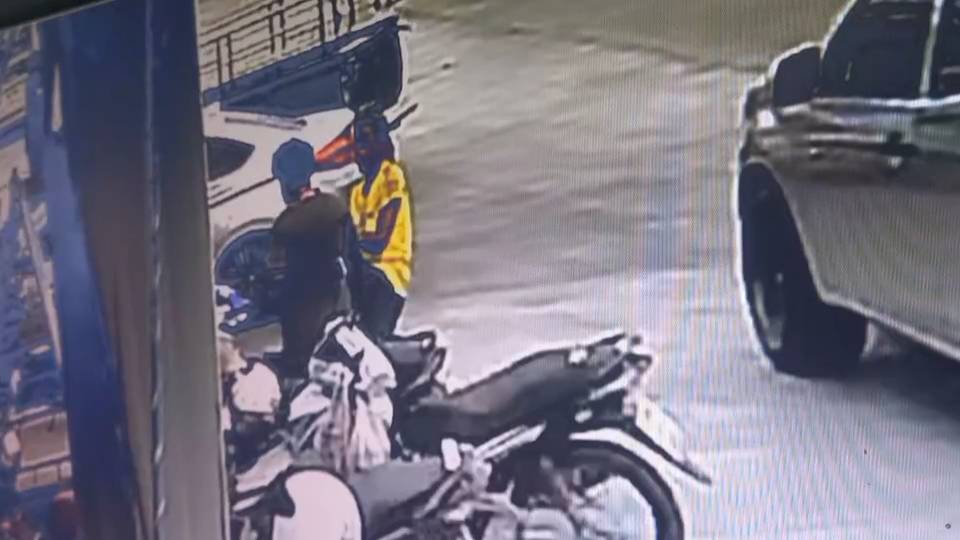 สองผัวเมียสุดเนียนฉกกับข้าวหน้ารถชาวบ้านย่านบางเลนจนชาวโซเชียลแห่วิจารณ์สนั่น 