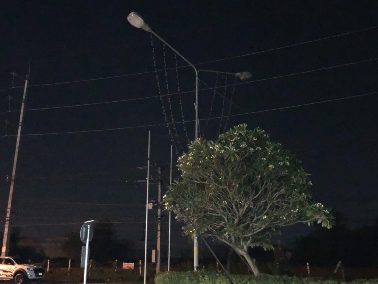 ชาวบ้านเมืองท่าบ่อร้องสื่อ หลังถนนมืดสนิทมีไฟแต่ไม่สว่างมานานหลายเดือน สื่อตรวจสอบพบแขวงทางหลวงหนองคายรับผิดชอบ