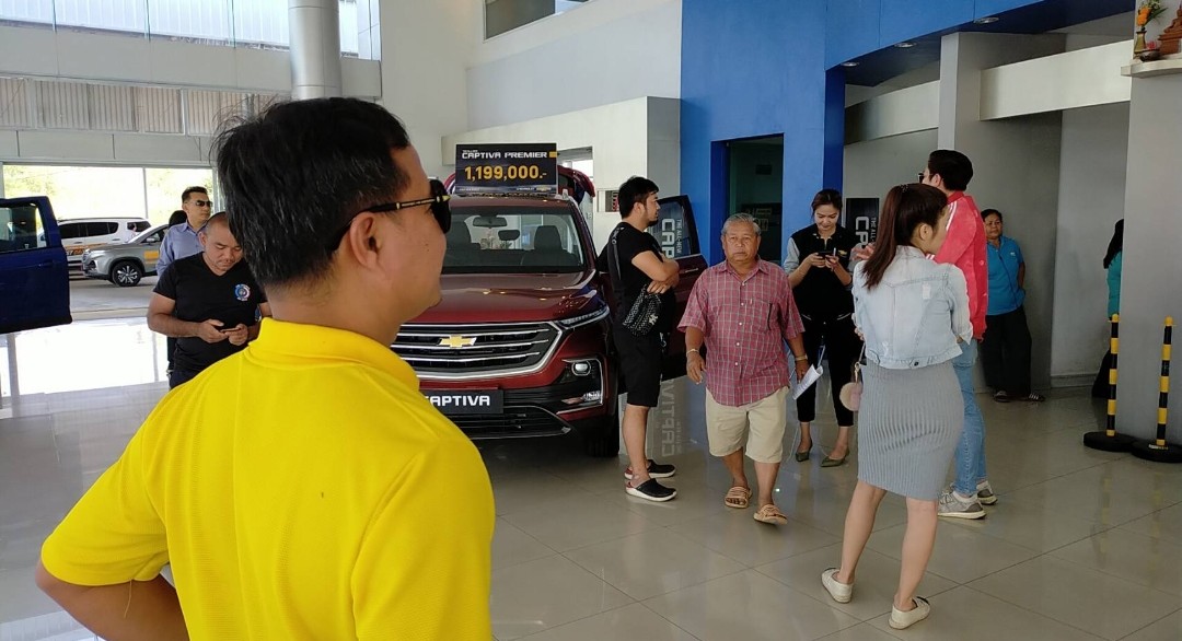 อุดรฯแน่นโชว์รูม​  คนแห่จองรถเชฟโรเล็ต