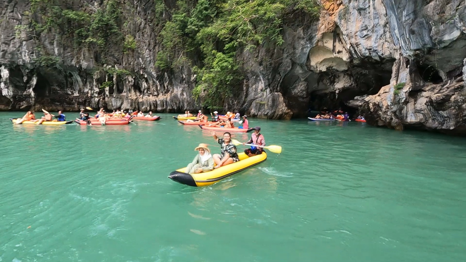 นักท่องเที่ยวตะวันออกกลางแห่พายเรือแคนูชมความสวยงามของธรรมชาติที่เกาะห้อง อ่าวพังงา