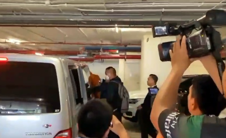 แจ้ง 2 ข้อหา! ศาลอนุญาตปล่อยตัว "อดีตพระพรหมเมธี" หลังยื่นประกัน 4 แสนขอสู้คดีเงินทอนวัด