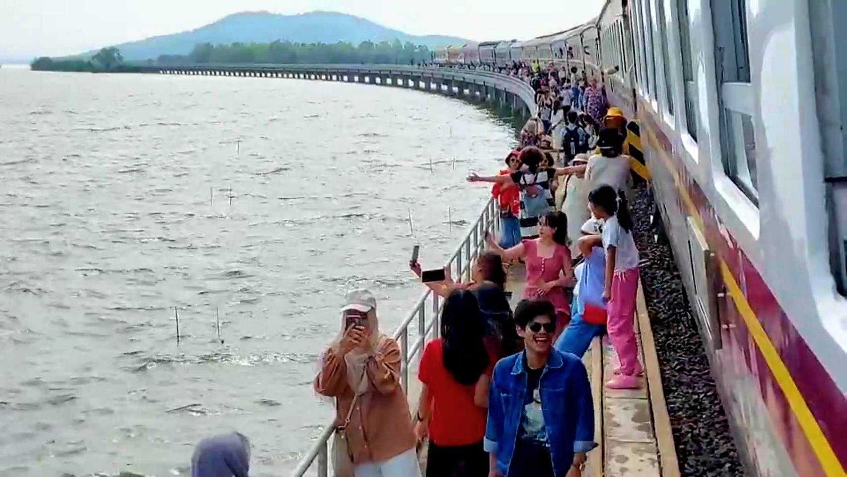 คึกคัก!นักท่องเที่ยวนั่งรถไฟลอยน้ำโต้ลมหนาวเหนือผิวน้ำกลางอ่างเก็บน้ำเขื่อนป่าสักชลสิทธิ์  