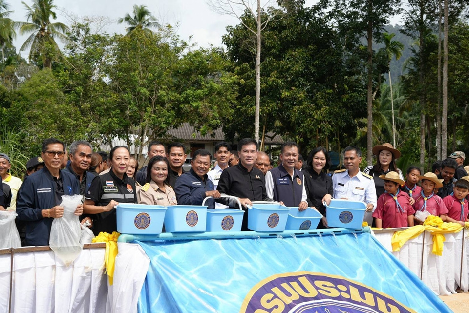 พังงาปล่อยพันธุ์สัตว์น้ำ 2 แสนตัว เฉลิมพระเกียรติในหลวง ร.10 ฟื้นฟูแหล่งน้ำชุมชน