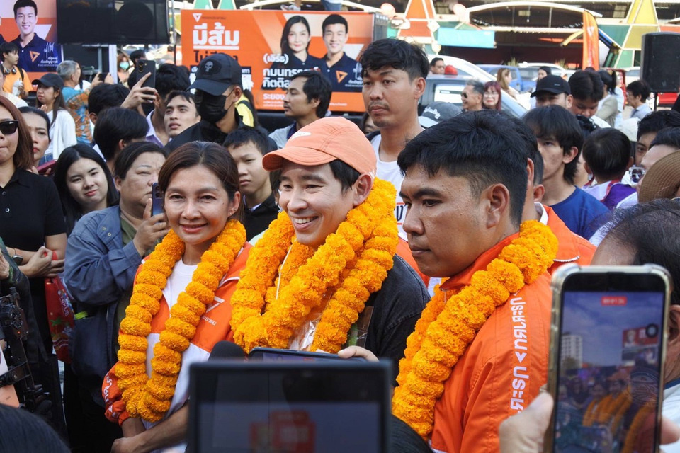 "พิธา" บุกระยอง ขึ้นรถแห่ช่วยผู้สมัคร ปชน. อ้อนขอคะแนนเลือกยกจังหวัด