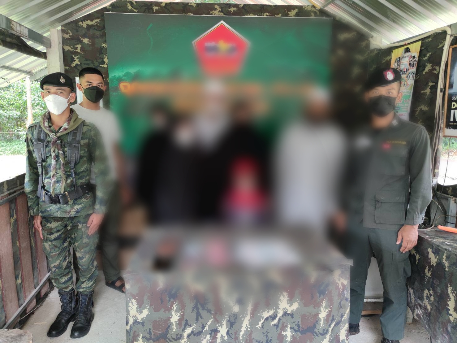 ระนองแรงงานต่างด้าวหลบหนีเข้าเมือง แต่งชุดปลอมตัวเป็นชาวไทยมุสลิม ตบตาด่านตรวจทหาร  