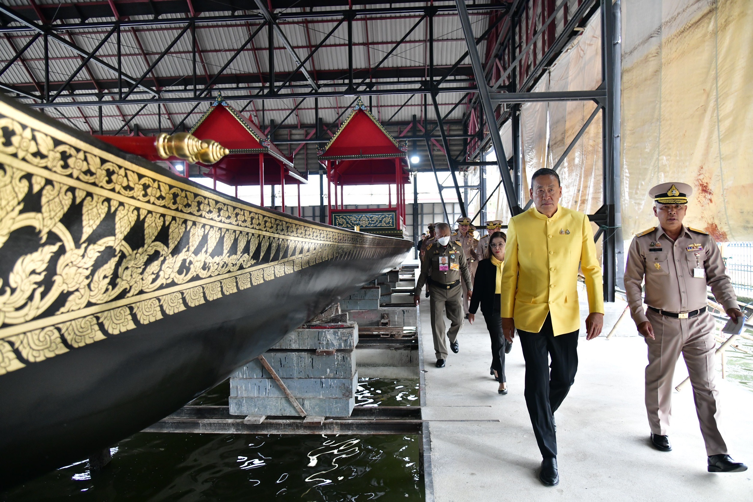 “นายกฯ” ลงเรือ ตรวจเส้นทางเสด็จพระราชดำเนินถวายผ้าพระกฐิน การจัดขบวนพยุหยาตราทางชลมารค วัดอรุณฯ