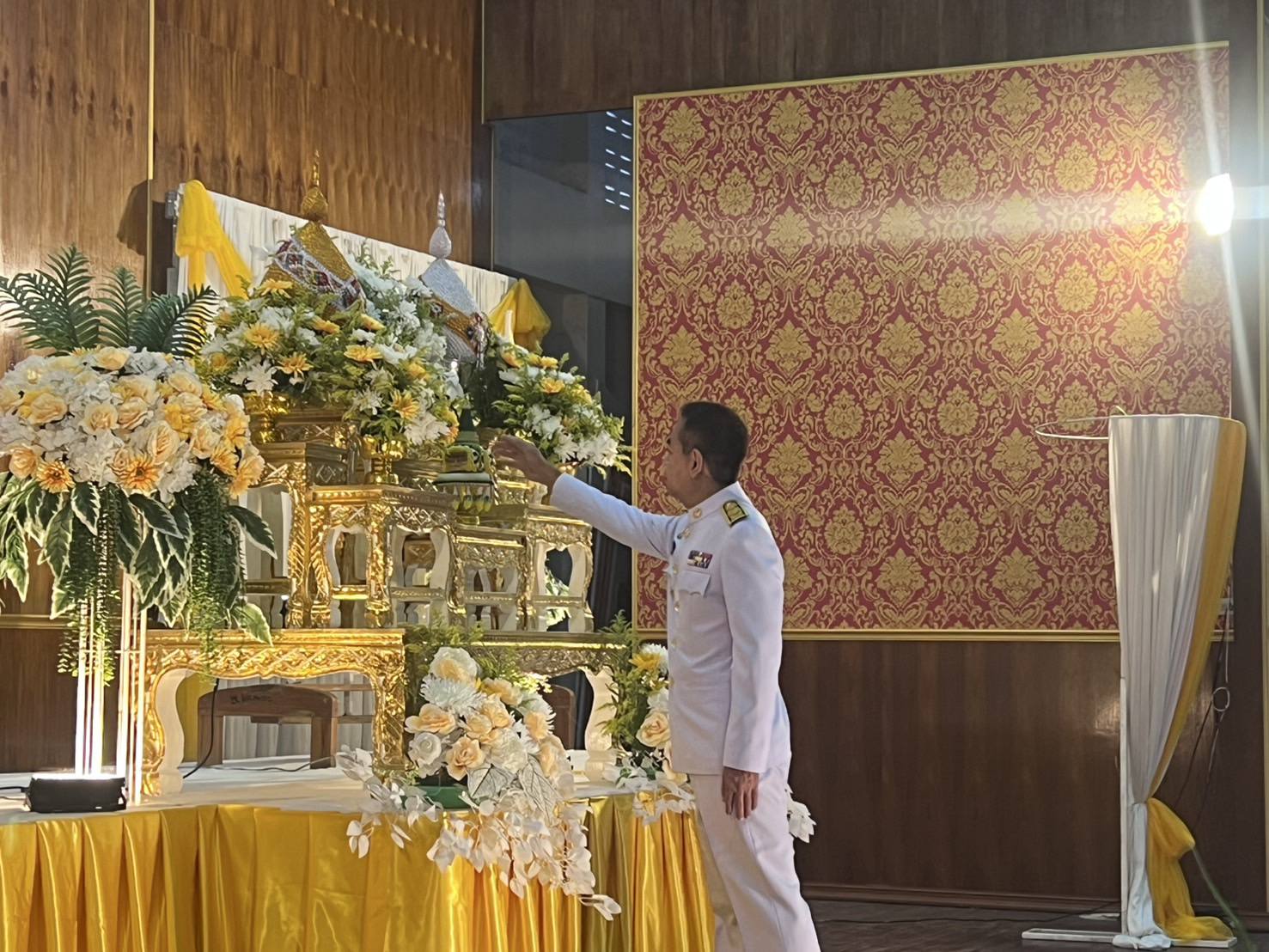 ผกก.สภ.พบพระและขรก.ตำรวจร่วมพิธีเจริญพระพุทธมนต์และทำบุญตักบาตรถวายเป็นพระราชกุศลในหลวง