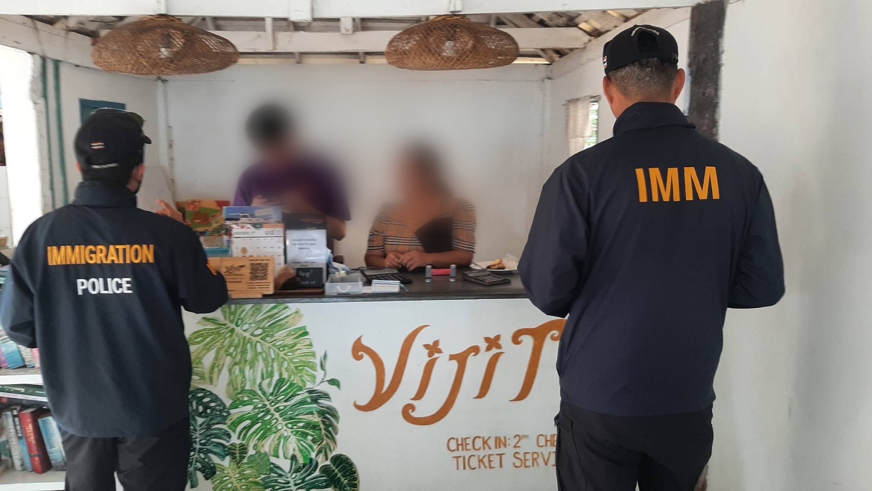 ตม.จว.ระนอง บูรณาการตำรวจท่องเที่ยว จับกุมชาวต่างชาติอยู่เกินกำหนด