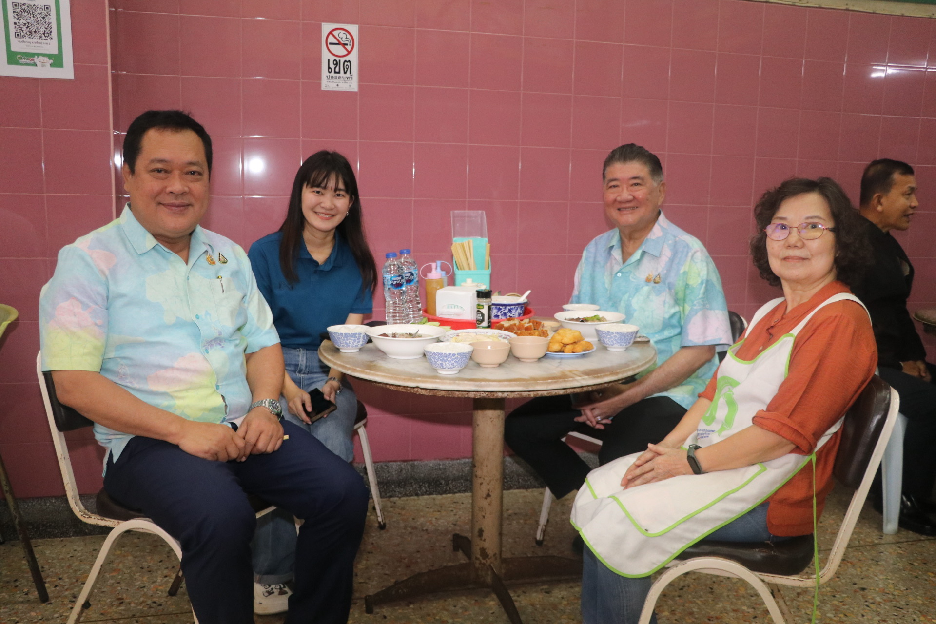 "ทวี" ควง "ภูมิธรรม" ทานอาหารเช้า ต้มเลือดหมูร้านต้นตำรับหาดใหญ่ ก่อนประชุมครม.สัญจร