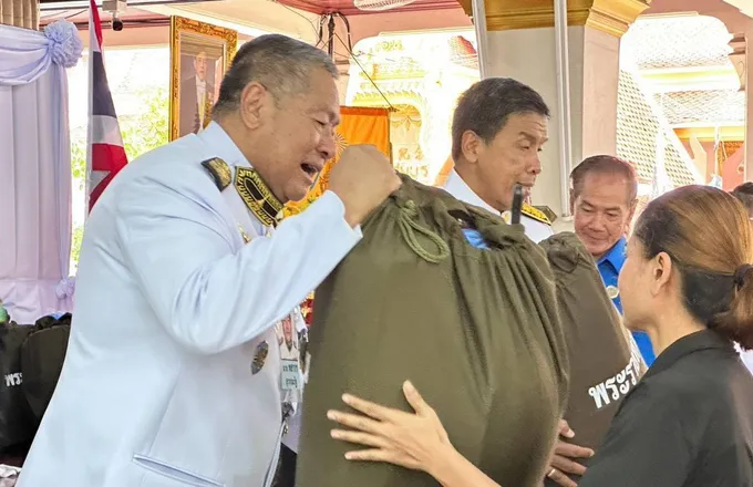 "ในหลวง-พระราชินี" โปรดเกล้าฯ ให้องคมนตรี เชิญสิ่งของพระราชทานมอบแก่ราษฎรผู้ประสบอัคคีภัย ชุมชนนิคมมักกะสัน
