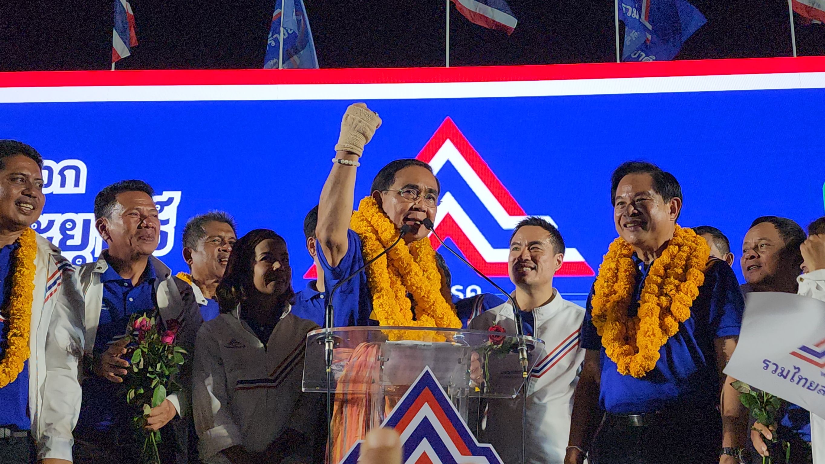 “ลุงตู่” ไหว้ศาลหลักเมืองนคร ขอได้ส.ส.ทั้งจังหวัด ก่อนปิดปราศรัยใหญ่นครศรีฯ ถาม ‘คนนครรักพี่ตู่ไหม’ แต่พี่ตู่รักร้อยเท่า 