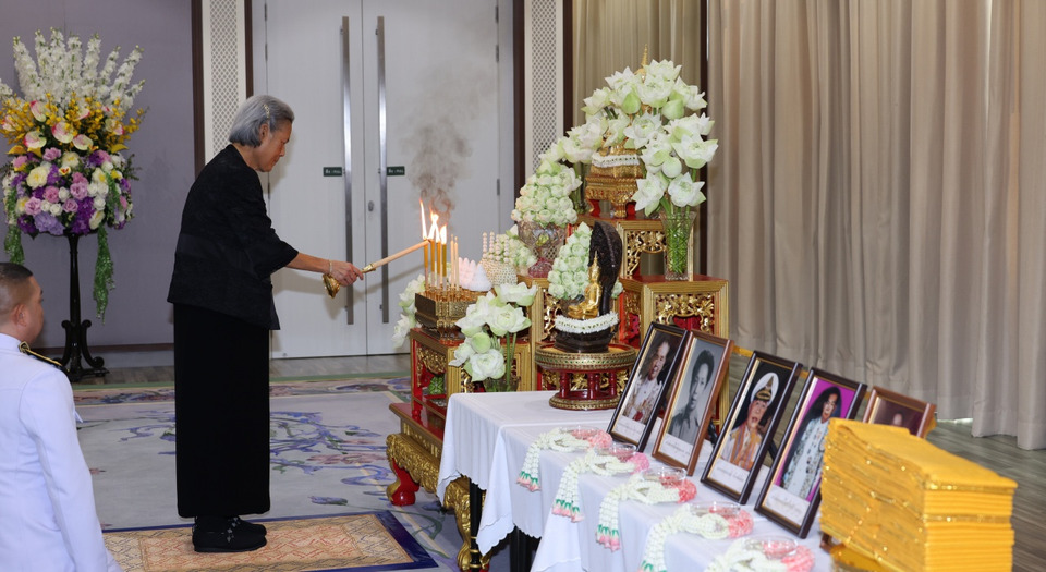 กรมสมเด็จพระเทพฯ ทรงบำเพ็ญพระราชกุศลอุทิศแด่บูรพาจารย์ และพระราชทานน้ำสงกรานต์แด่อาจารย์อาวุโส เนื่องในโอกาสวันสงกรานต์