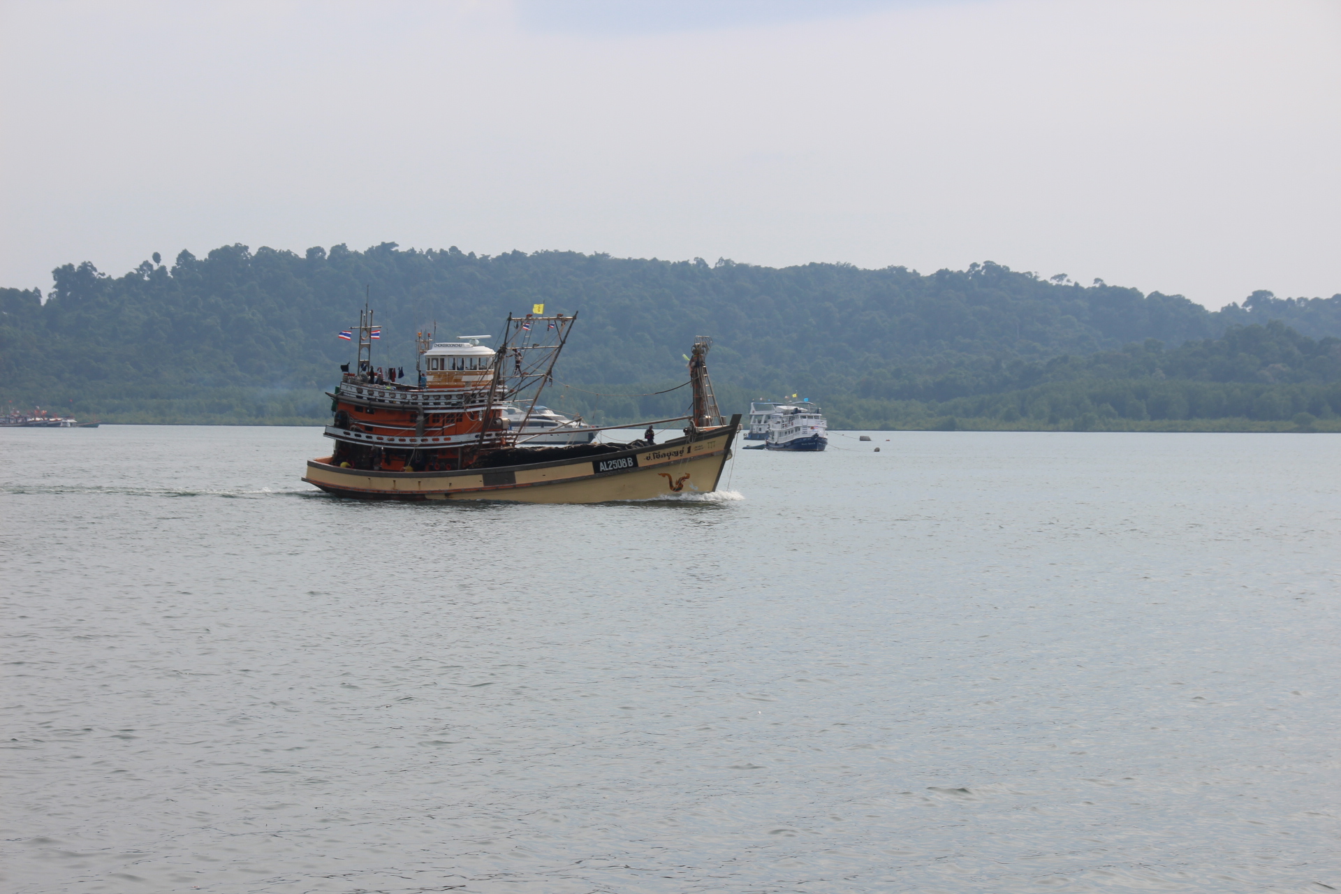 เรือประมงพาณิชย์ทยอยกลับเข้าฝั่งหลังภาครัฐแจ้งเตือนคลื่นลมแรง