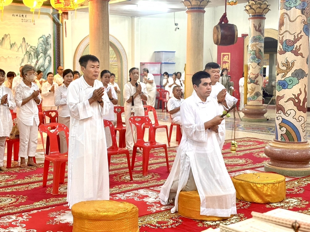  ผู้ว่าฯศรีสะเกษ ร่วมพิธีสวดมนต์เวียนธูป ในเทศกาลถือศีลกินเจ
